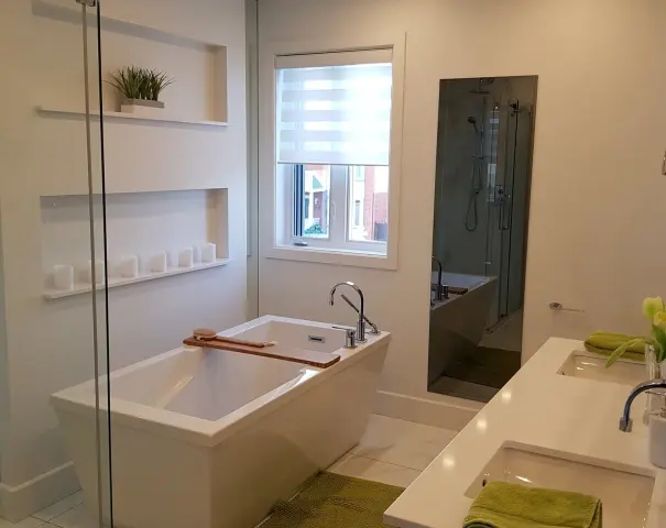 Salle de bain avec baignoire autoportante et douche vitrée