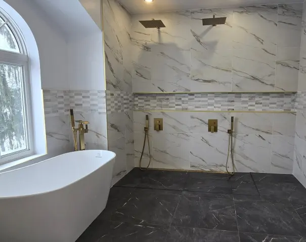 Douche à l'italienne en marbre avec robinetterie dorée