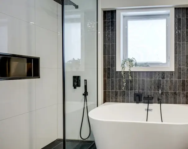 Salle de bain avec douche vitrée et baignoire autoportante