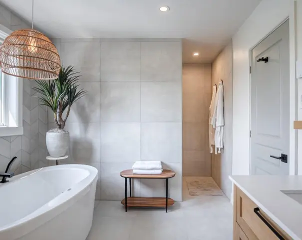 Salle de bain épurée avec baignoire et banc de bois