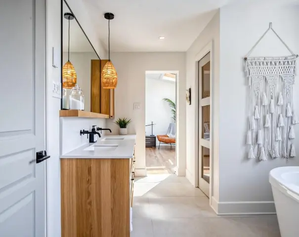 Vanité de salle de bain avec miroir et suspension en rotin