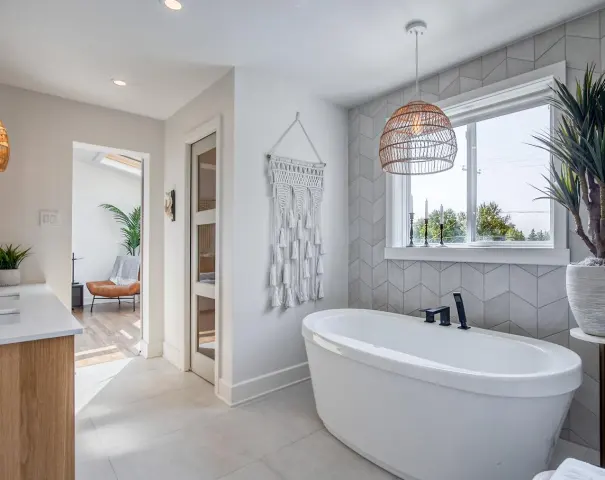 Salle de bain avec baignoire autoportante et macramé mural