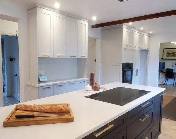 Cuisine avec îlot, plaque de cuisson et armoires marine