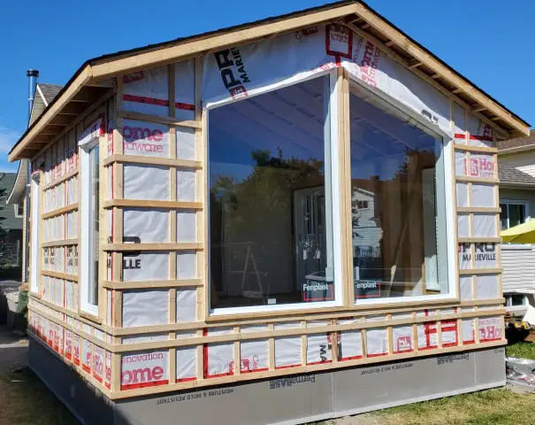 Maison neuve en construction avec grande fenêtre panoramique