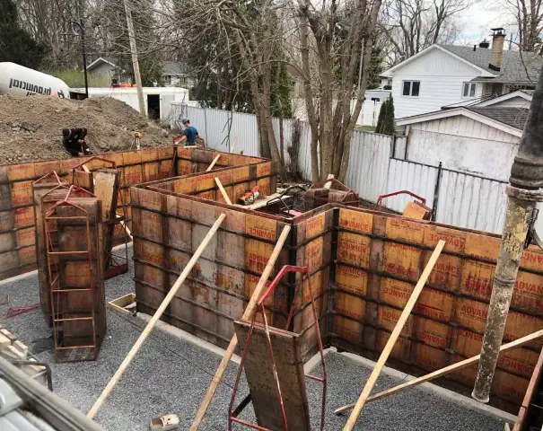 Coffrage de fondation sur un chantier résidentiel