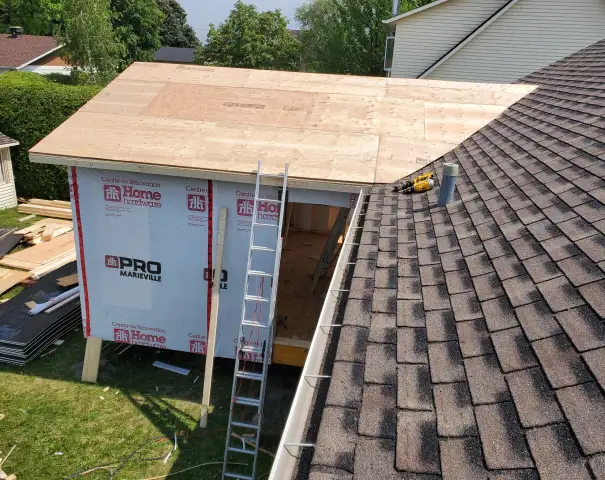 Pose du platelage de toit sur une maison neuve