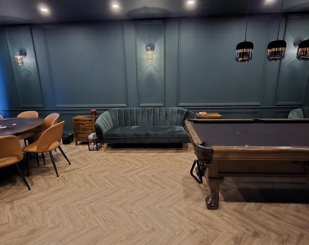 Sous-sol aménagé avec table de billard et coin repas