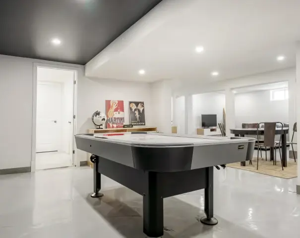 Salle familiale au sous-sol avec table de billard