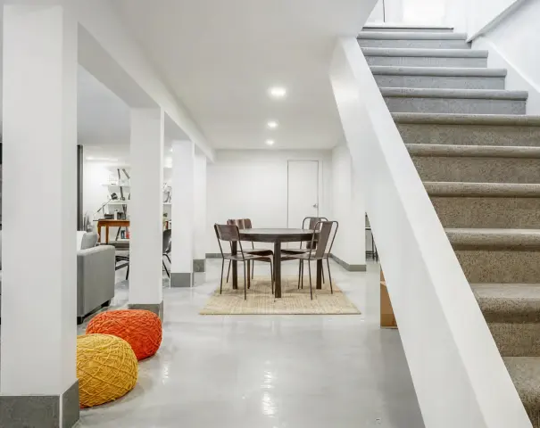 Sous-sol avec escalier ouvert et coin salle à manger