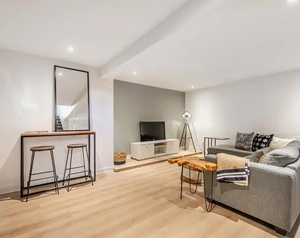Salle familiale avec canapé et meuble télé