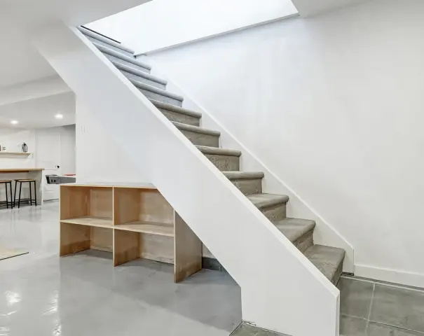Sous-sol fini avec escalier et rangement intégré