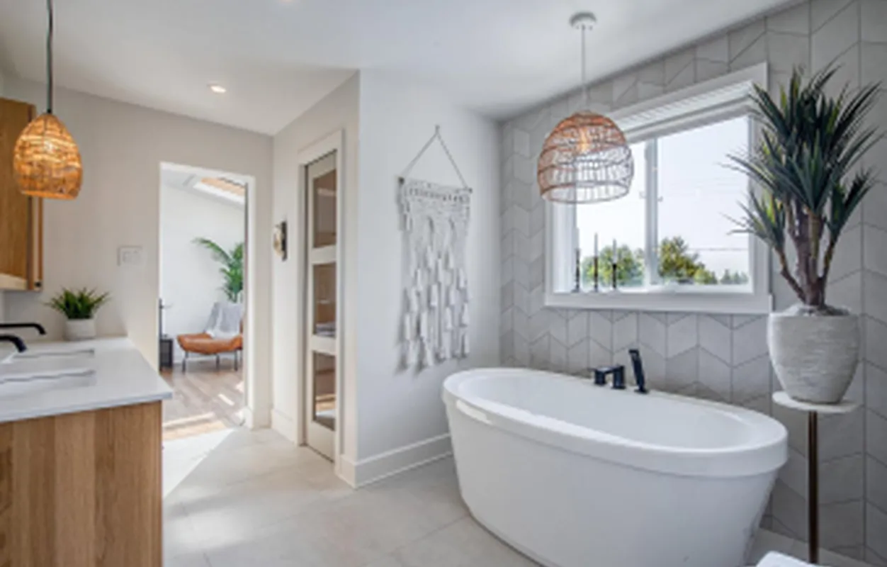 Salle de bain rénovée avec baignoire autoportante